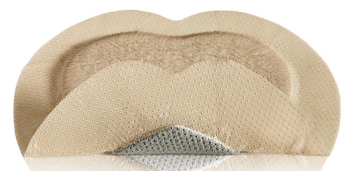 MEDICAZIONE IN SCHIUMA DI POLIURETANO MEPILEX BORDER AG CONFORMATA PER SACRO CON ARGENTO ASSORBENTE ANTIMICROBICA BORDO INTEGRATO STRATO DI CONTATTO IN SILICONE MORBIDO 18X18 CM 5 - Farmacia-flash.it